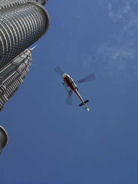 直升机在摩天大楼背景上飞行