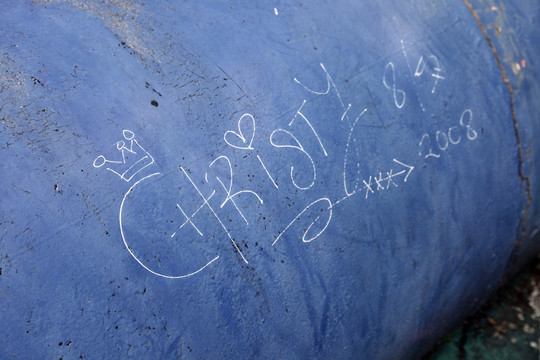 在操场隧道上写着克里斯蒂的名字