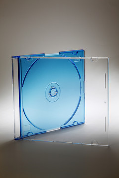 在灯光效果背景上拍摄塑料CD或DVD盒