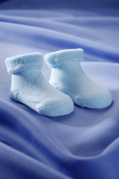 蓝色的袜子被隔离在蓝色的布上。