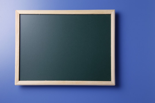 在蓝色背景上隔离的黑板的股票图像。