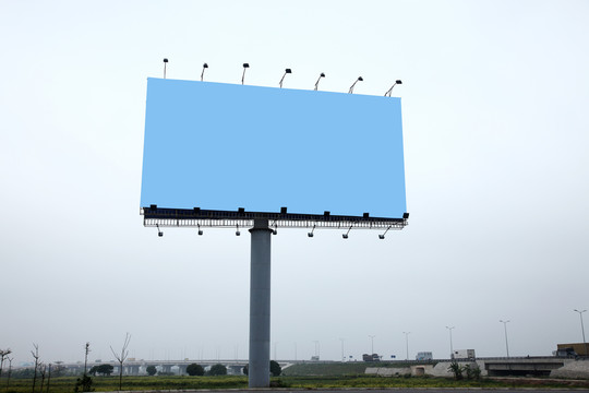 隔离在高速公路上的空白广告牌。