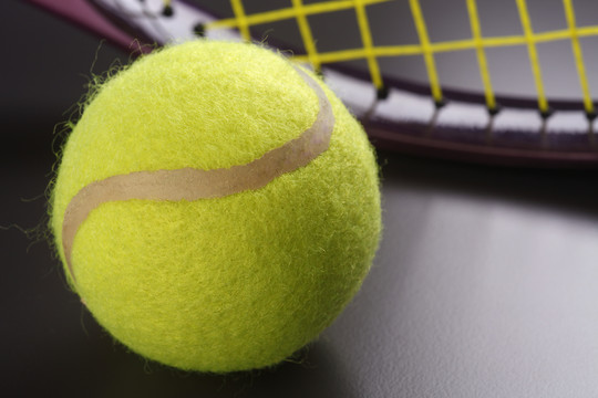 网球拍与背景隔离的网球。