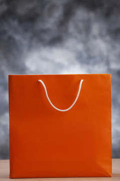 背景上孤立的橙色袋子。