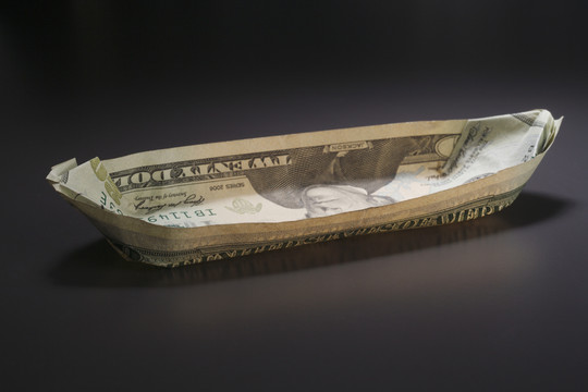 钞票折成模型船。