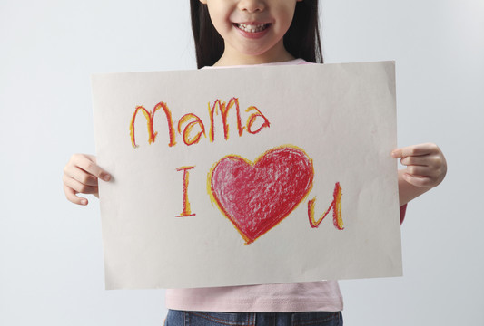 带留言板的小女孩的摄影棚照片“妈妈，我爱你”。