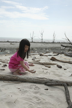 在被污染的海滩上玩耍的孩子