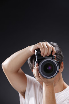 摄影师对焦和拍照的库存图像