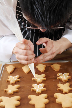 厨师用冰糖装饰饼干的特写镜头