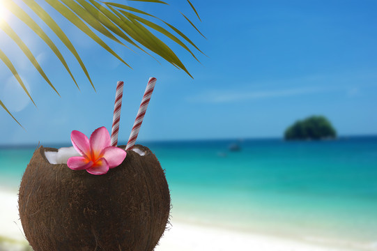 美丽海滩上的椰子饮料