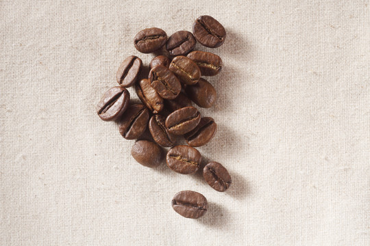 咖啡豆在布料上的特写镜头