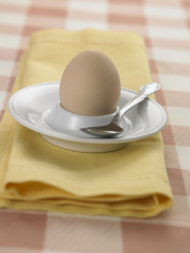 黄餐巾上的半熟鸡蛋