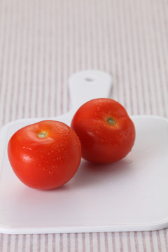 砧板上有两个西红柿