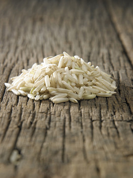木桌上的一堆生米