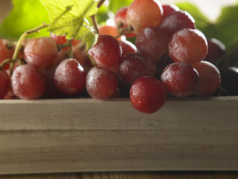 木箱里的新鲜葡萄