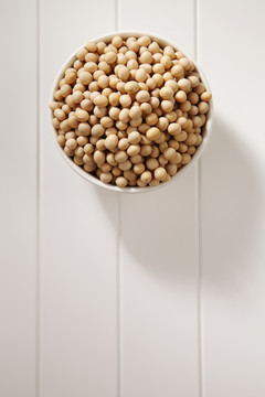 白色碗中大豆的俯视图