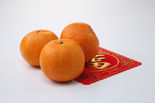 贴有汉字问候贴的橘子