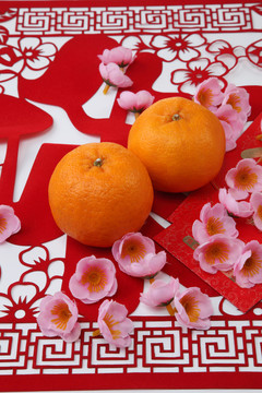 橘子上的红剪纸
