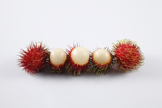 平原背景下的亚洲水果红毛丹