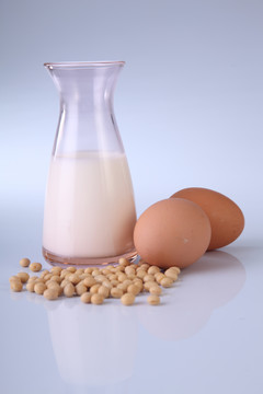 一瓶豆浆和鸡蛋，背景是白色的
