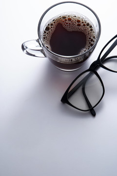 一杯咖啡和白底眼镜