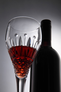装红酒和玻璃杯的瓶子
