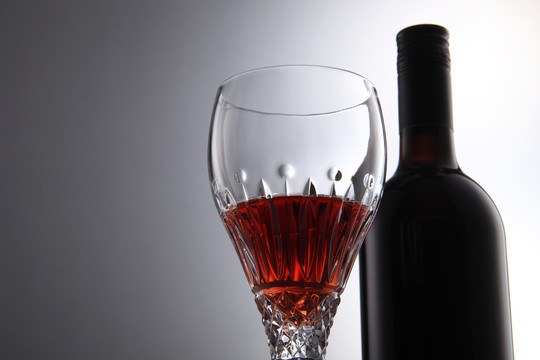 装红酒和玻璃杯的瓶子