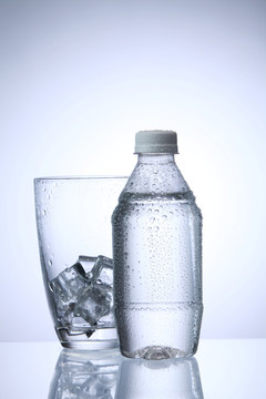 一瓶水和一杯冰