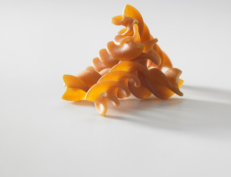 白色背景上的fusilli