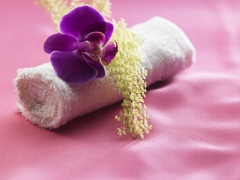 温泉概念-毛巾和兰花