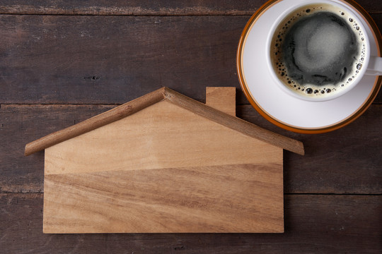 黑咖啡饮料和木制屋形留言板顶视图