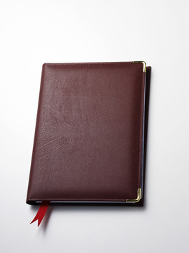 普通背景上的红色硬皮记事本
