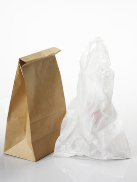 纸袋和塑料袋并排