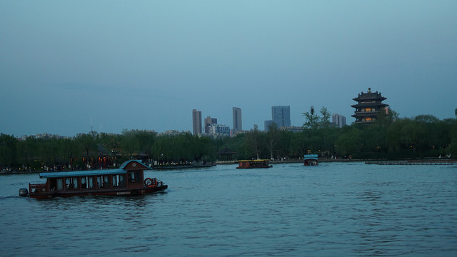 夜晚的大明湖