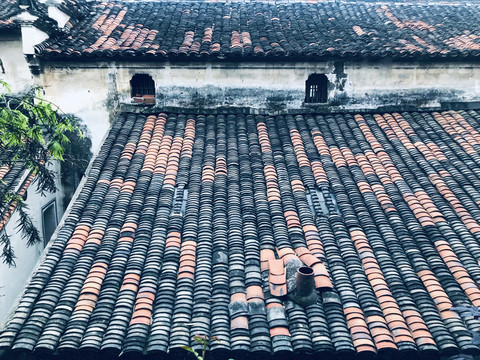 青灰瓦片屋顶