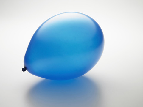 纯色背景上的蓝色气球