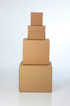 平淡背景上的一叠棕色名片盒