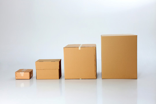 四个不同大小的盒子在一条线上
