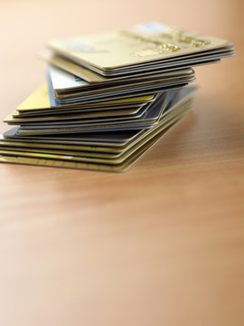 桌上的一叠信用卡