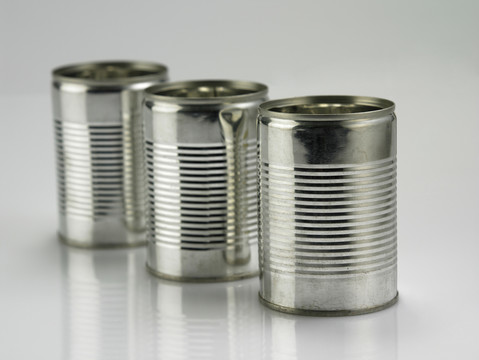 铝罐排成一排放在普通的背景上