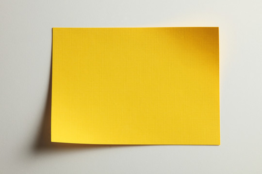 空白黄色质感便笺在普通背景上