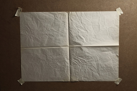 一张皱巴巴的折叠纸贴在墙上