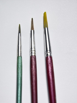 三种不同大小画笔的特写镜头