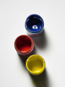 蓝色、红色和黄色的油和丙烯酸