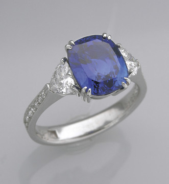桌上的蓝宝石戒指。