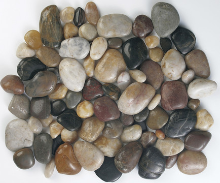 一堆五颜六色的石头。