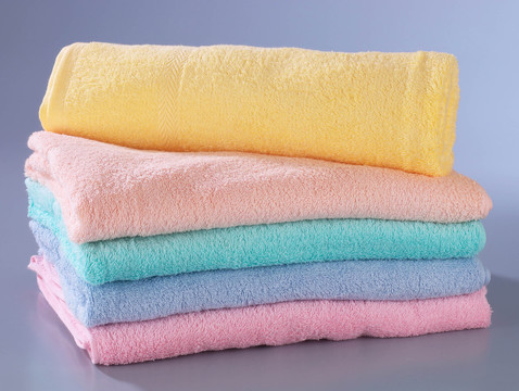 一堆堆不同颜色的毛巾。
