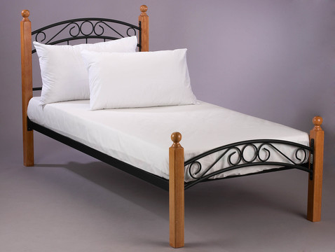 带白色床单的木架床。