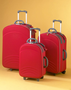 三个不同尺寸的手提箱。