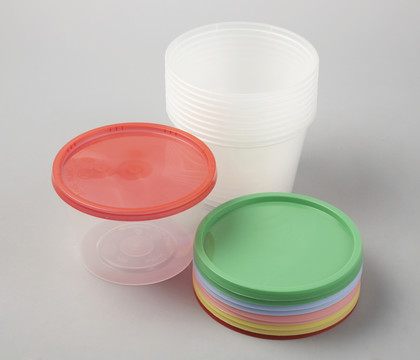 带彩色塑料盖的圆形塑料容器。
